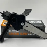 Adaptador negro para taladro con cadena de sierra y guarda de seguridad, sobre caja que indica "Electric Chain Saw Adapter".