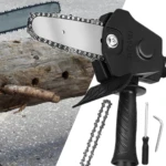 Adaptador negro para taladro con cadena de sierra, guarda de seguridad y accesorios incluidos, cortando madera en superficie.