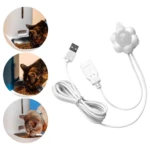 Sensor LED recargable en forma de flor blanca para collar de gato, con cable USB y tres ejemplos de uso nocturno.