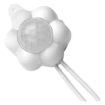 Sensor LED recargable para collar de gato en forma de flor blanca con centro translúcido y dos tiras elásticas para ajuste.