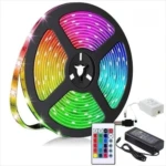 Cinta LED RGB de 5 metros enrollada en bobina negra, mostrando luces multicolores en espiral, con control remoto, adaptador y transformador incluidos.