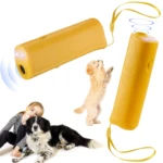 Entrenador canino ultrasonido amarillo, con luz LED y correa, mostrando dos unidades y uso con perro y niña.