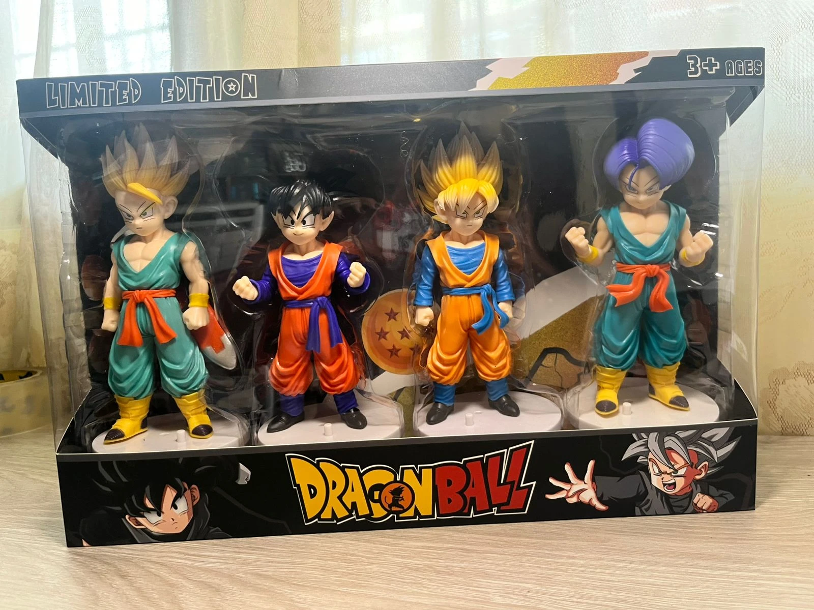Pack de cuatro figuras de Dragon Ball Z: Goten, Trunks, Goku y Krillin en sus versiones Super Saiyan, presentadas en caja transparente con logotipo oficial.