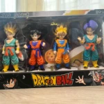 Pack de cuatro figuras de acción Dragon Ball Z: Goku, Gohan, Trunks y Goten en Super Saiyan, presentadas en caja transparente con logotipo oficial.