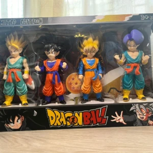 Pack de cuatro figuras de acción Dragon Ball Z: Goku, Gohan, Trunks y Goten en Super Saiyan, presentadas en caja transparente con logotipo oficial.