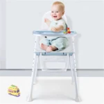 Silla de comedor para bebé en color blanco con detalles azules, ajustable y con bandeja, mostrando a un niño sentado y sonriendo.