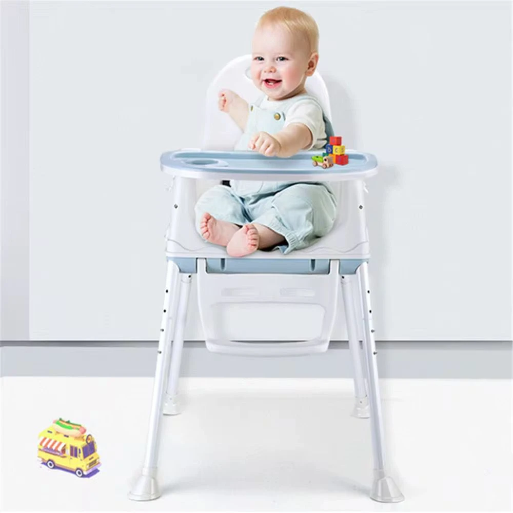 Silla de comedor para bebé en color blanco con detalles azules, ajustable y con bandeja, mostrando a un niño sentado y sonriendo.