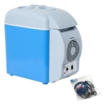 Mini nevera portátil azul claro con tapa gris, ventilador trasero visible y cable de alimentación incluido en bolsa transparente.