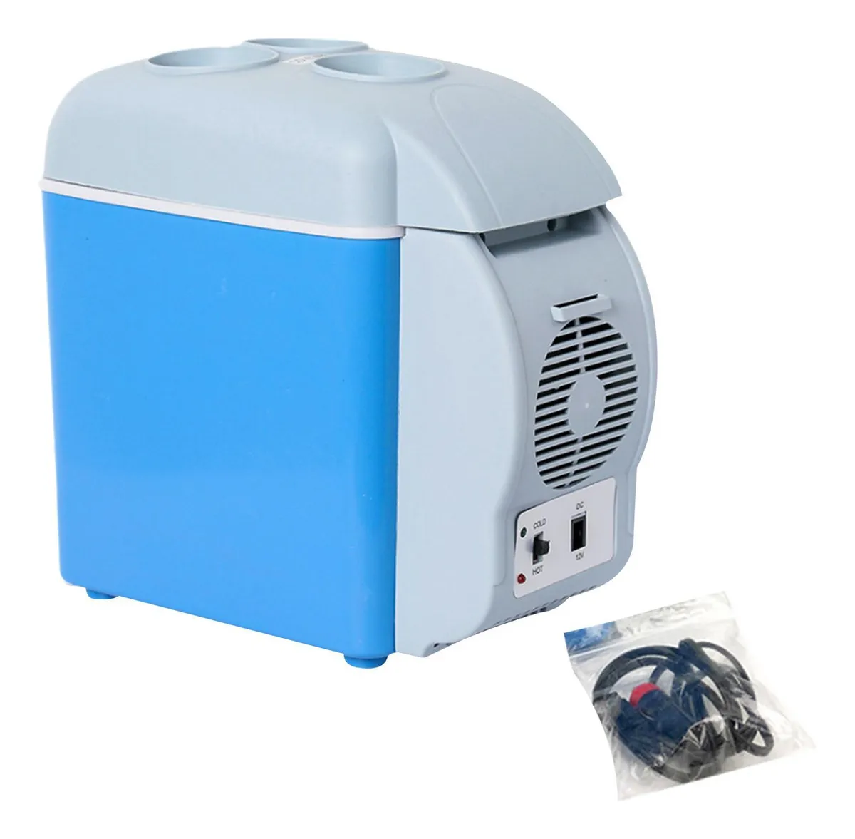 Mini nevera portátil azul claro con tapa gris, ventilador trasero visible y cable de alimentación incluido en bolsa transparente.