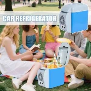 Nevera portátil azul con tapa abierta, mostrando alimentos y bebidas dentro, usada en picnic al aire libre con grupo de personas sentadas en mantas.