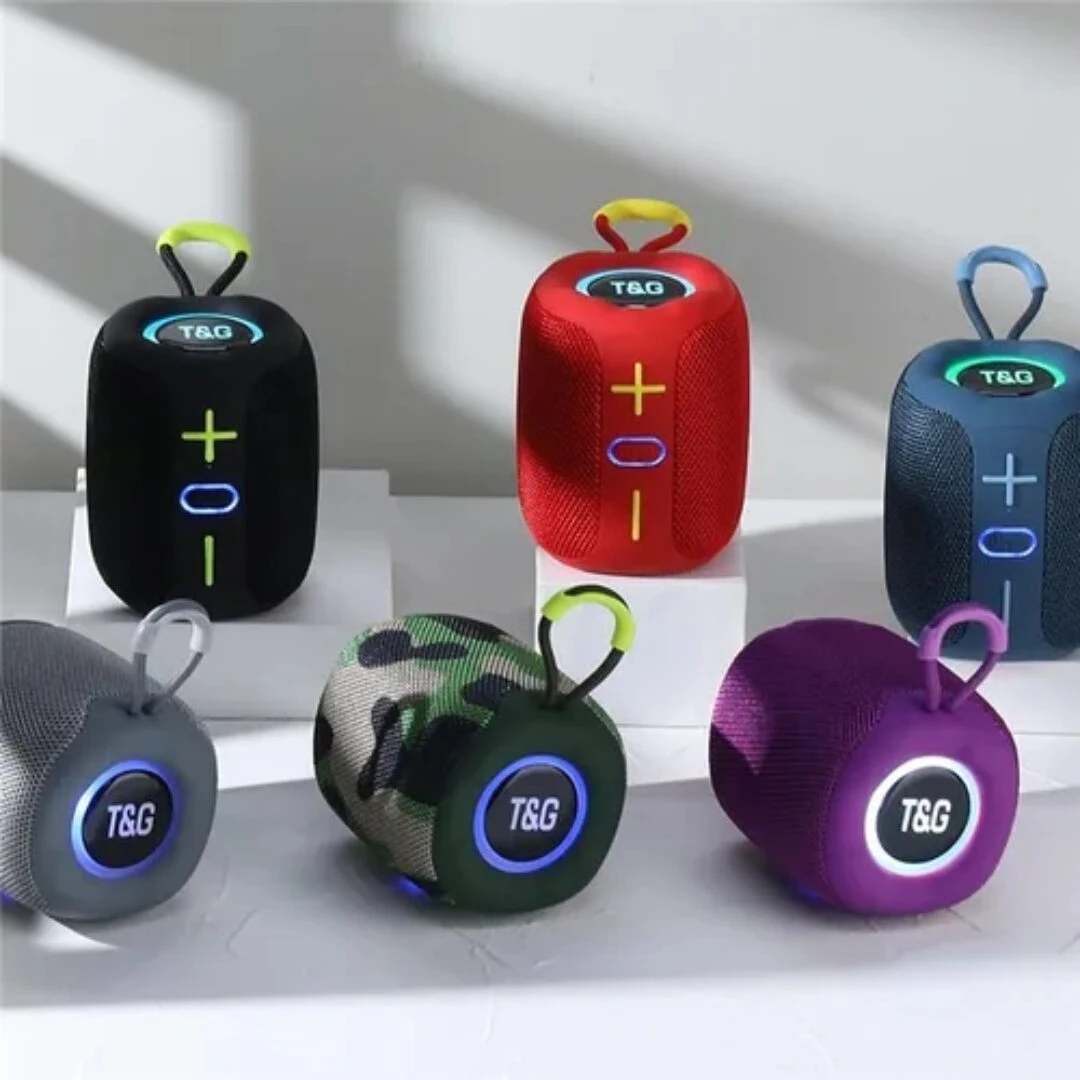 Seis parlantes portátiles T&G 658 en colores negro, rojo, azul, gris, camuflaje y morado, con luces LED y asas de transporte.