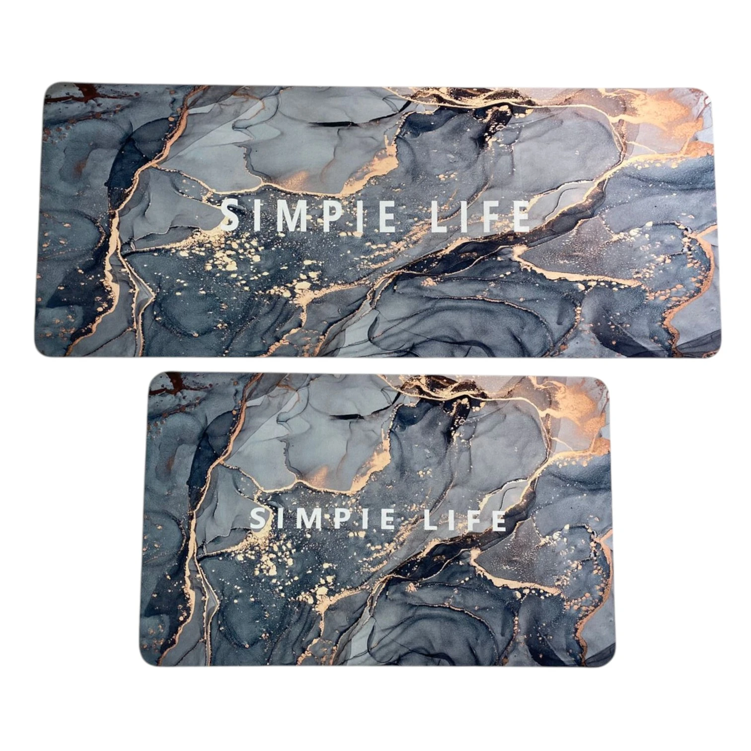 Dos tapetes de cocina antideslizantes con diseño de mármol gris y dorado, mostrando la variante frontal y trasera con el texto SIMPLE LIFE en relieve.