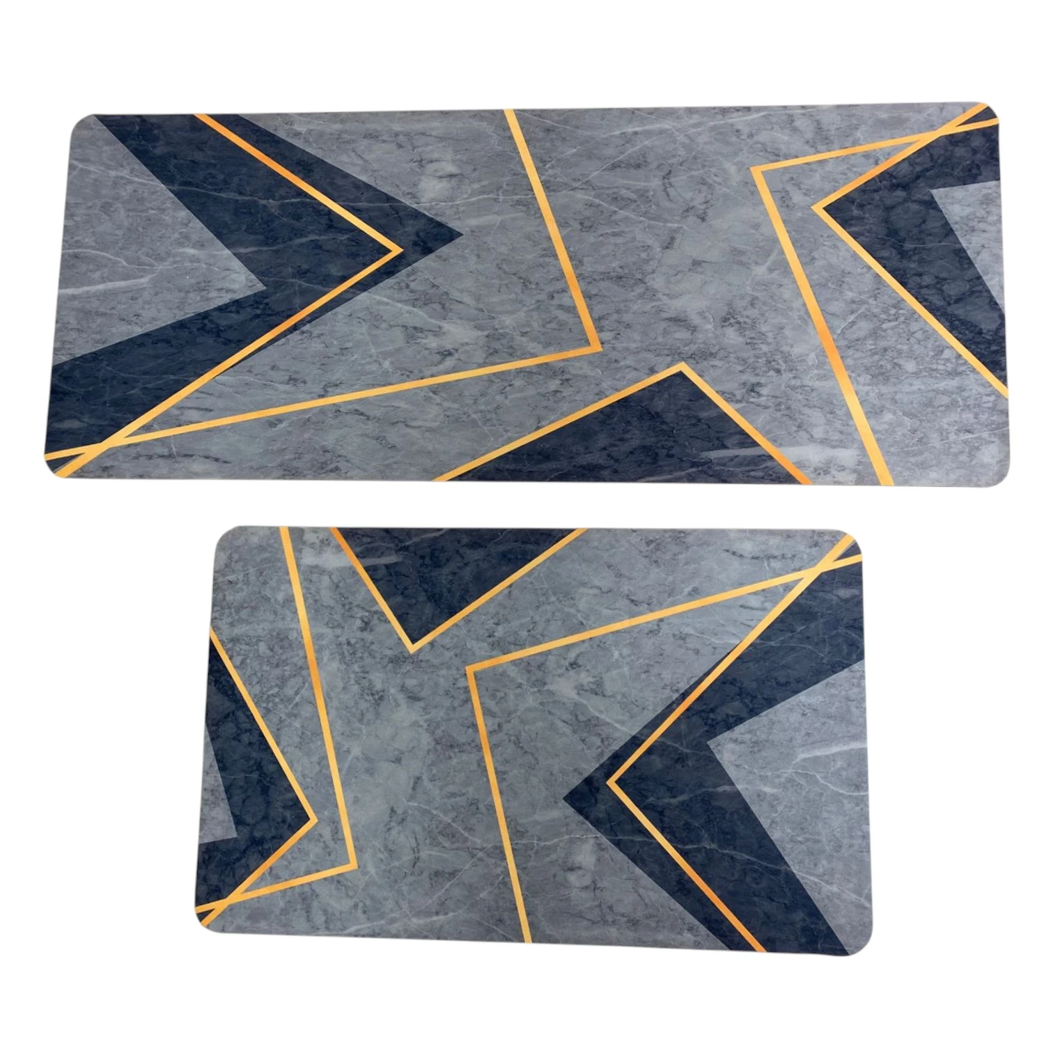 Tapete de cocina antideslizante con diseño geométrico en gris, azul oscuro y detalles dorados. Muestra dos vistas del mismo producto, con textura de mármol y bordes redondeados. Ideal para proteger suelos de derrames.