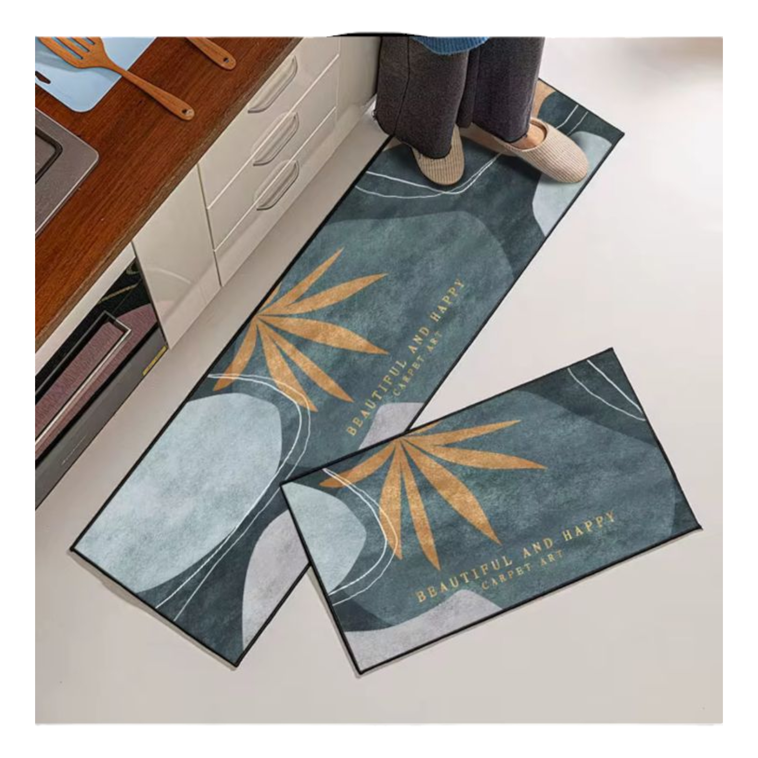 Tapete de cocina antideslizante con diseño geométrico en tonos azul verdoso y dorado, mostrando variante rectangular y cuadrada, colocado junto a encimera de madera y pies de usuario.