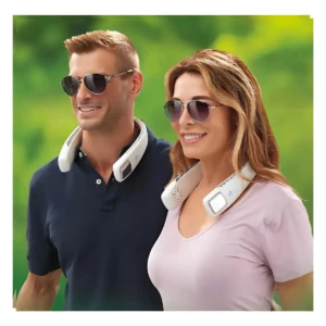 Hombre y mujer usando collar refrigerante blanco con panel frontal, en exteriores con fondo verde.