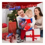 Carro a batería rojo y azul para niños, con luces y música, en caja de regalo junto a padres y árbol de Navidad.