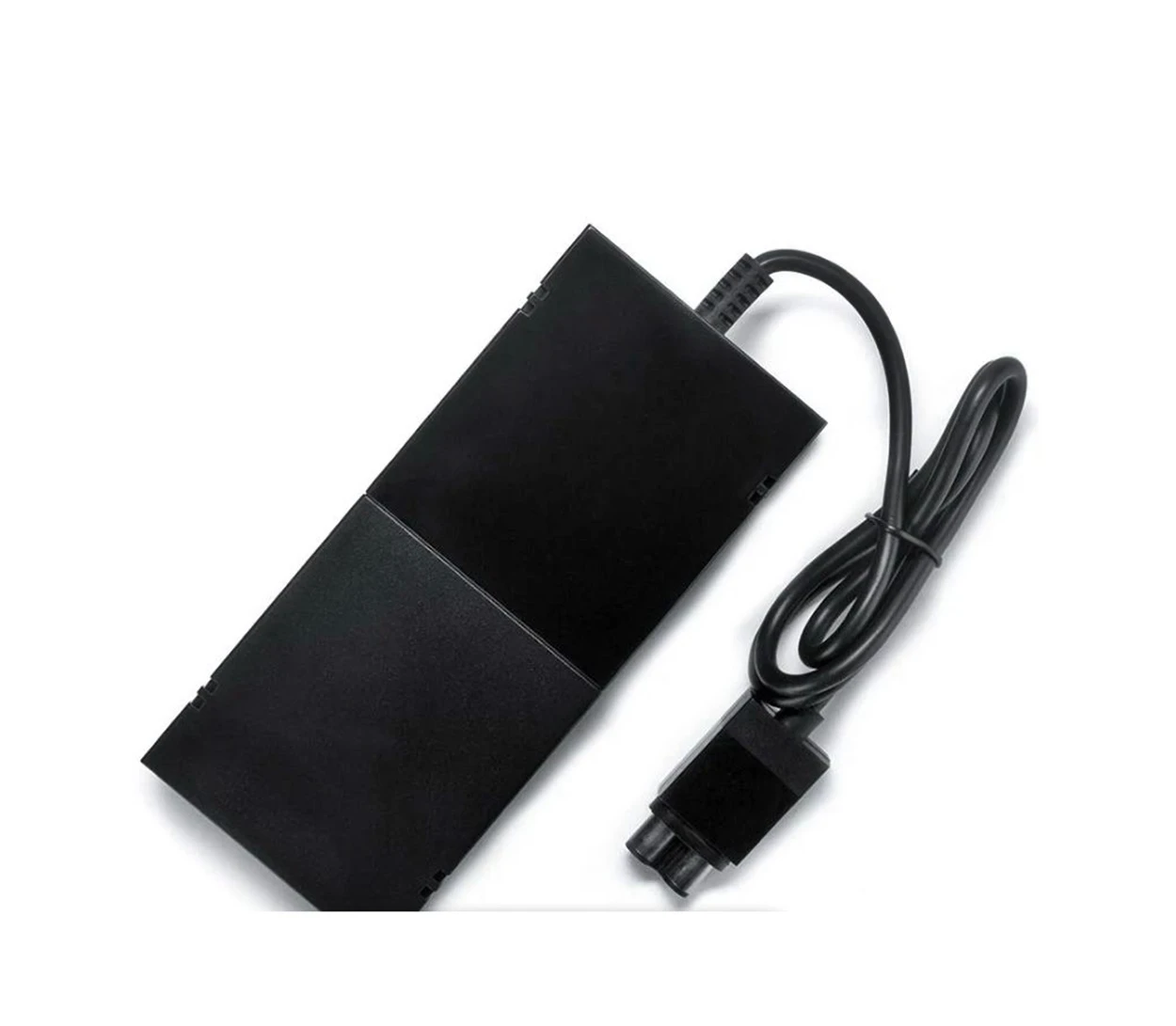 Fuente de alimentación externa para Xbox One en color negro, con cable enrollado y conector visible.