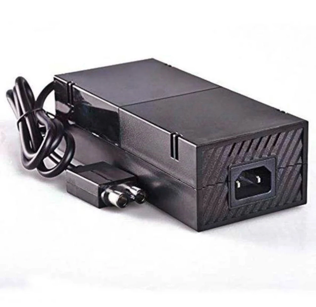 Fuente de alimentación externa negra para Xbox One, con cable enrollado y conector C14 visible en la parte trasera.