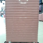 Maleta de cabina rosa con ruedas giratorias y diseño de líneas horizontales, vista frontal en tienda.