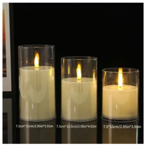 Set de tres velas LED sin llama en vidrio transparente, de diferentes alturas (15 cm, 12.5 cm y 10 cm), con llama simulada encendida sobre fondo negro.