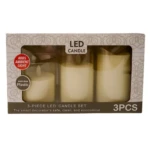 Pack de tres velas LED sin llama en caja, color crema, con ventana transparente que muestra las velas encendidas. Incluye etiqueta “LED CANDLE” y sello “Adds Ambient Light”. Ideal para decoración segura y económica.