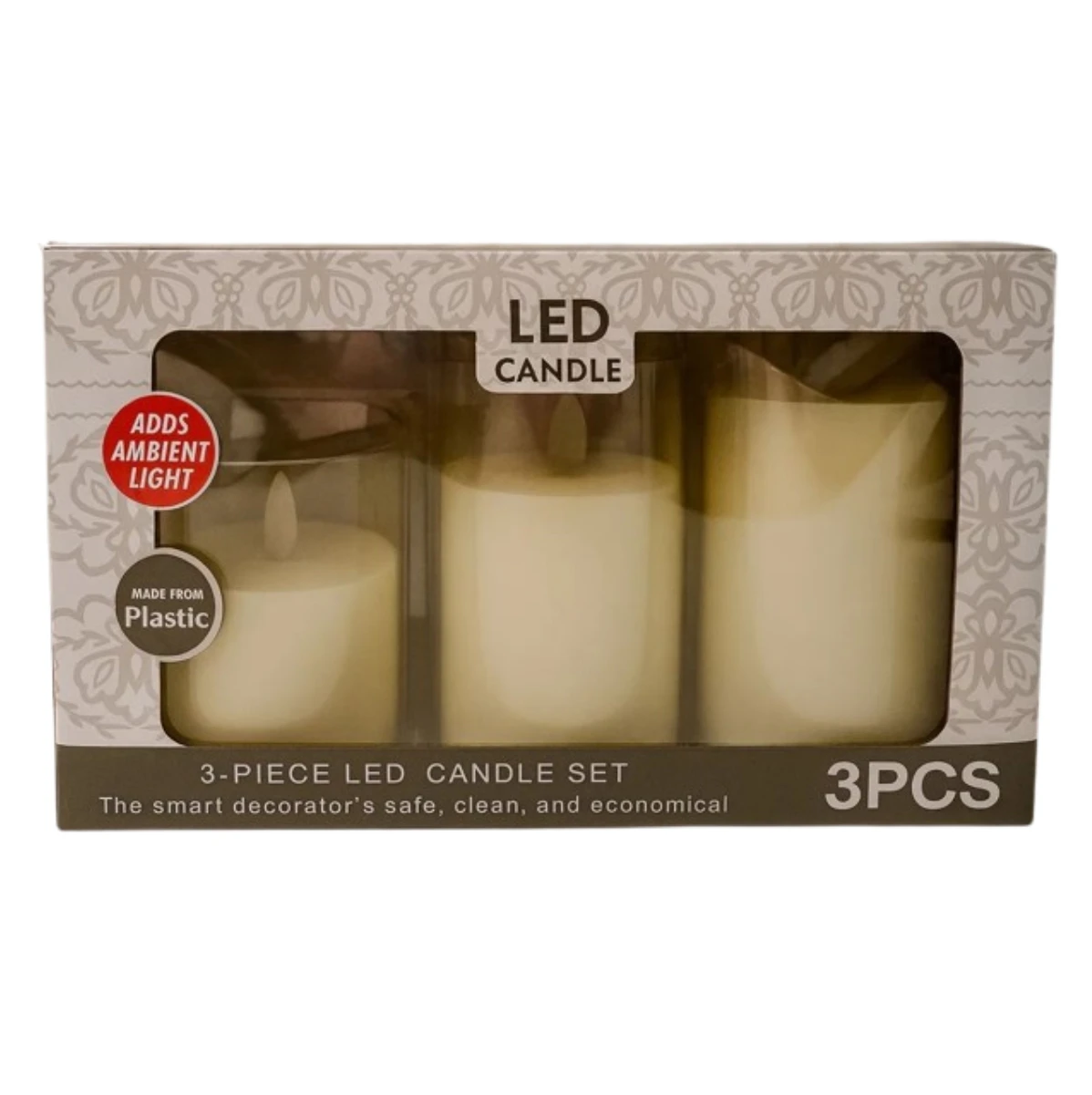 Pack de tres velas LED sin llama en caja, color crema, con ventana transparente que muestra las velas encendidas. Incluye etiqueta “LED CANDLE” y sello “Adds Ambient Light”. Ideal para decoración segura y económica.