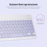 Teclado Bluetooth blanco lila con estructura de tijera en las teclas, diseño compacto y distribución estándar para escritura rápida en múltiples dispositivos.