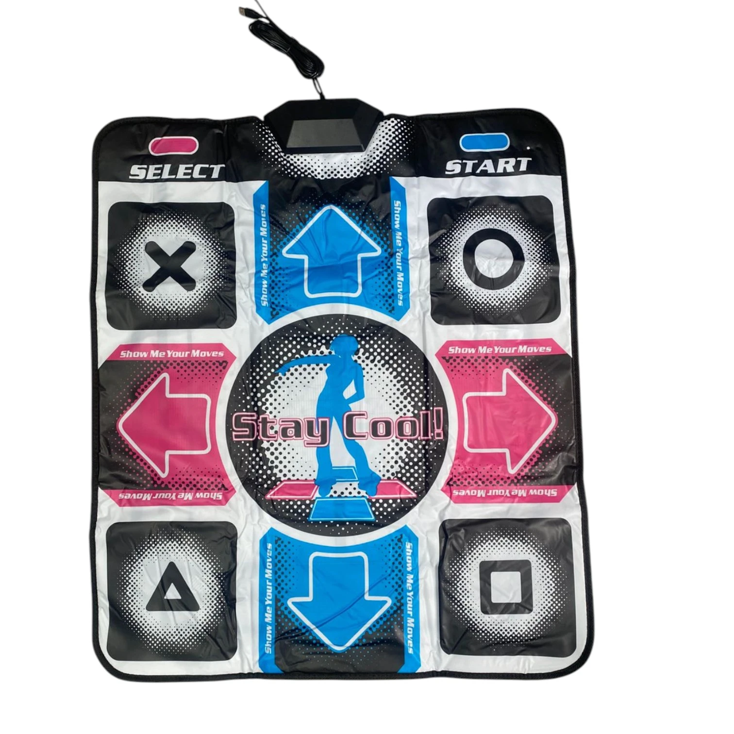 Tapete de baile interactivo con botones direccionales y símbolos, diseño negro y blanco con detalles en azul y rosa, ideal para videojuegos de ritmo.