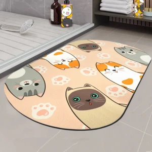 Tapete de baño redondo con diseño de gatos y huellas, sobre piso de cerámica en baño.