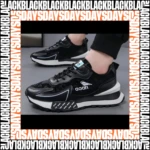 Zapatilla deportiva negra con detalles en blanco y gris, diseño retro con suela gruesa y logo visible en lateral. Vista frontal y lateral de modelo usado sobre piso gris.