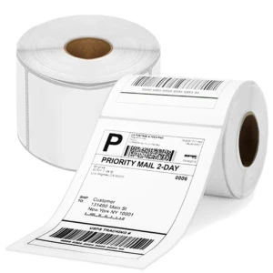 Rollo de etiquetas térmicas blancas para envío, mostrando diseño de Priority Mail 2-Día con código de barras y datos de dirección.