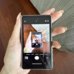 Selfie pantalla con luz ajustable y rotación 180 grados, mostrada en mano sosteniendo el dispositivo.