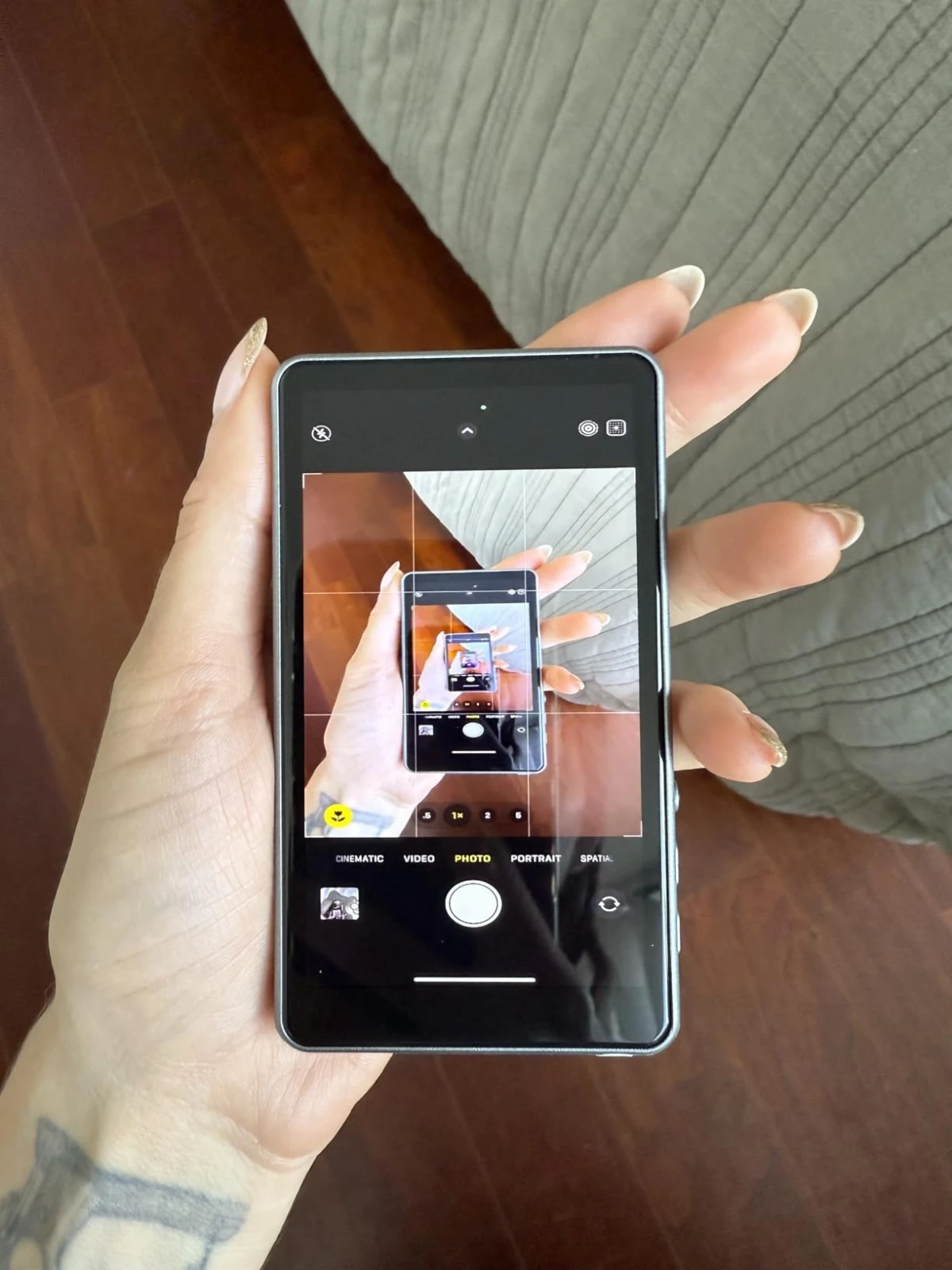 Selfie pantalla con luz ajustable y rotación 180 grados, mostrada en mano sosteniendo el dispositivo.