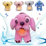 Peluche Stitch rosa con luz en el pecho y orejas móviles, acompañado de cuatro versiones en amarillo, rosa, gris y azul.