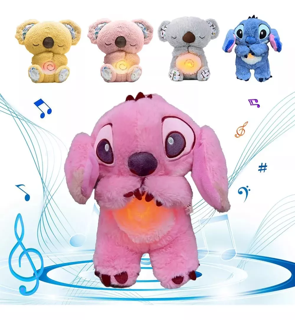 Peluche Stitch rosa con luz en el pecho y orejas móviles, acompañado de cuatro versiones en amarillo, rosa, gris y azul.