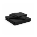 Conjunto de sábanas negras dobladas, con dos fundas de almohada encima, sobre fondo blanco.