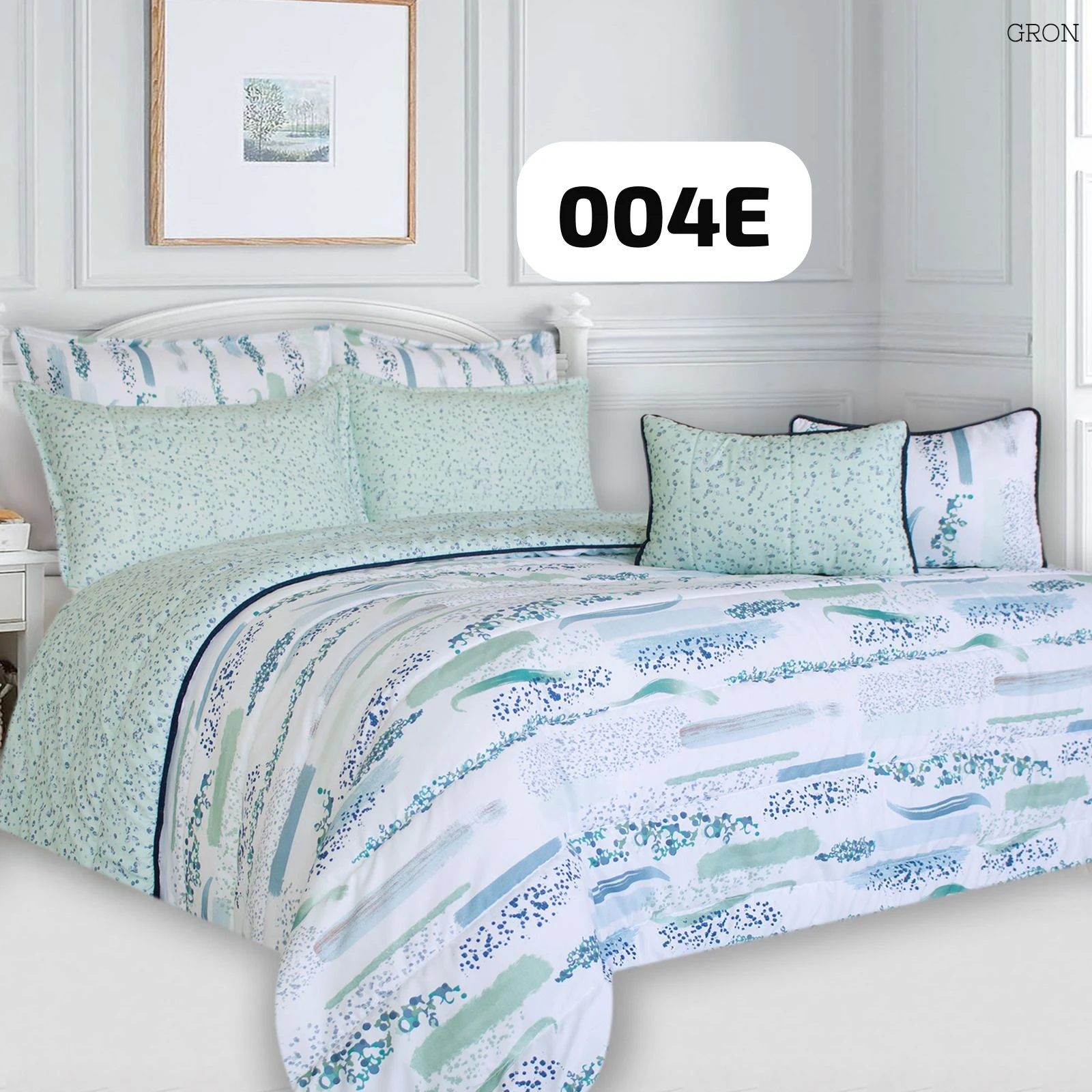Plumón estampado con motivos florales en tonos menta y azul sobre fondo blanco, presentado en cama con cojines combinados.