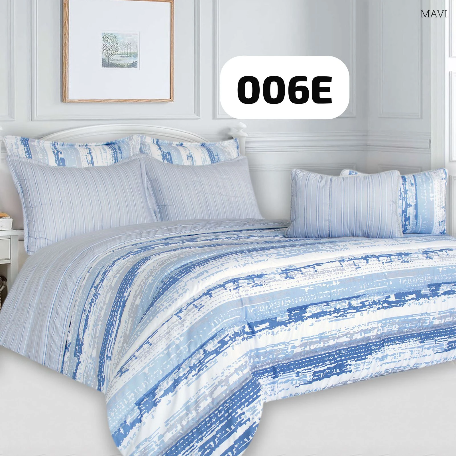 Plumón con estampado geométrico en tonos azules y blancos, presentado sobre cama con cojines a juego; variante 006E visible.