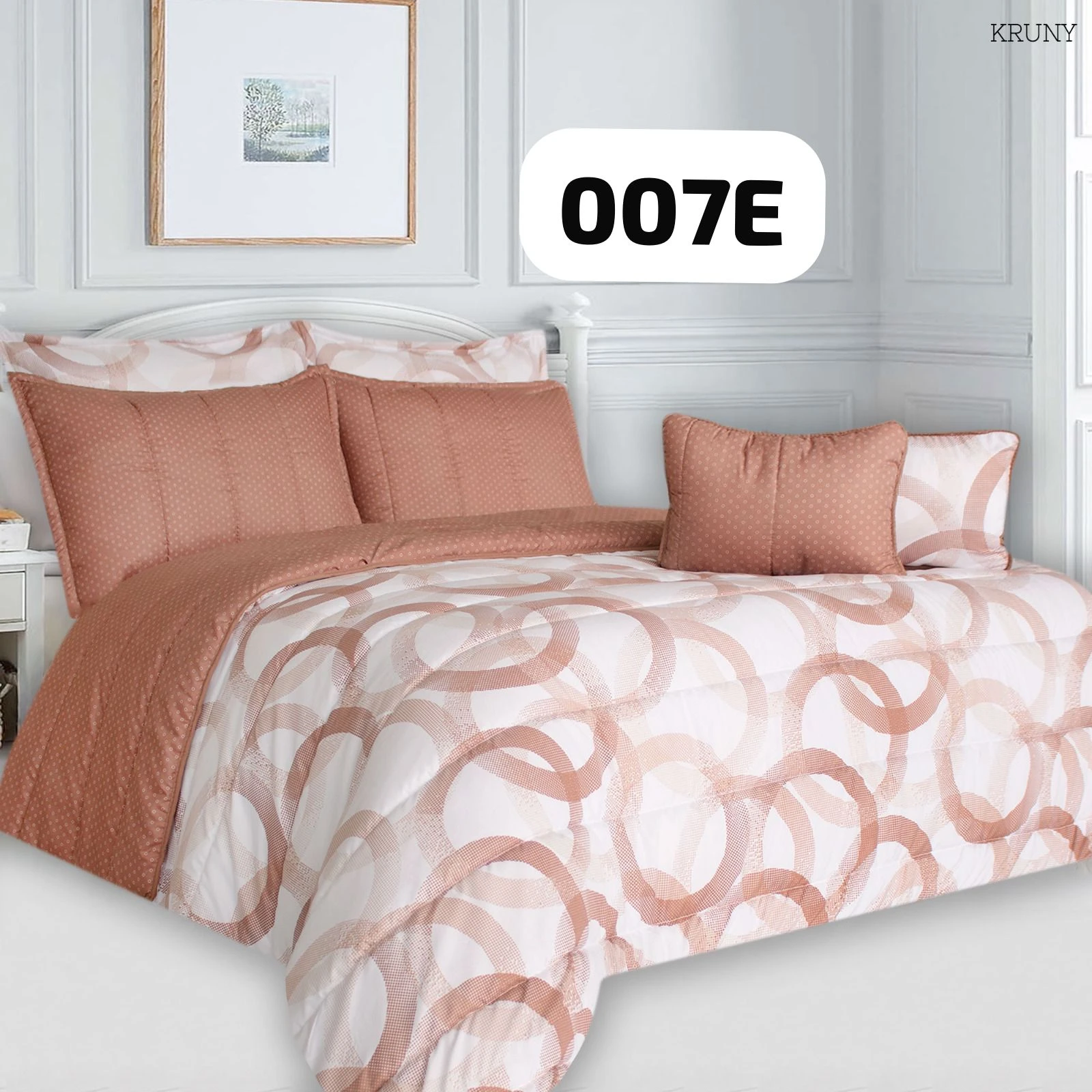 Plumón con estampado geométrico en tonos rosados sobre fondo blanco, acompañado de cojines y funda de almohada a juego, exhibido en cama con cabecero blanco y decoración minimalista.