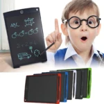 Tablero magnético negro de 12 pulgadas con escritura en luz azul, acompañado de niño con gafas señalando la pantalla; abajo se muestran variantes en rojo, azul, blanco y verde.