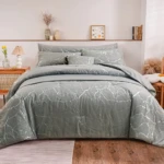 Funda duvet gris con vetas plateadas estilo mármol, colocada en cama con almohadas y cojines a juego, en habitación con estantería decorada.