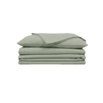 Sábana ajustable menta doblada con dos fundas de almohada, presentadas en pila ordenada sobre fondo blanco.