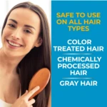 Mujer sonriendo con cabello largo y lacio, cepillándolo con peine de madera. Texto en azul indica compatibilidad con todo tipo de cabello, incluyendo teñido, químicamente tratado y canoso.