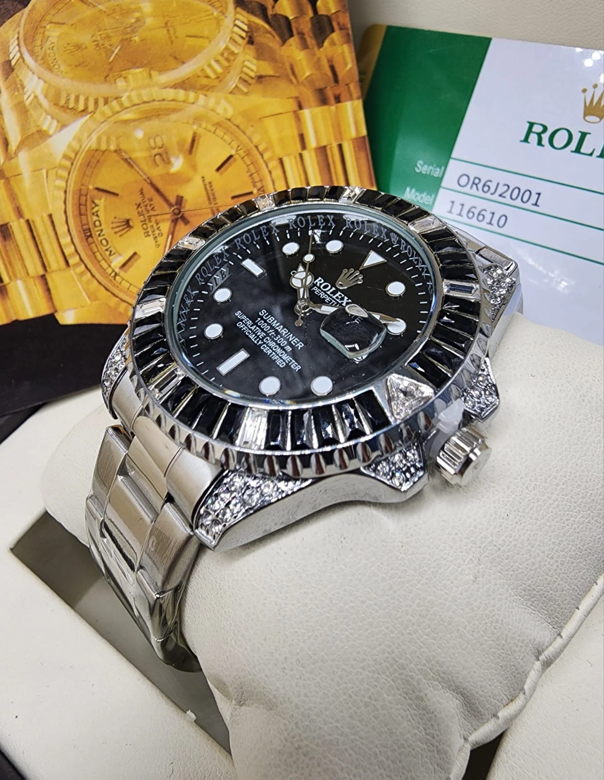 Reloj de lujo para caballero con esfera negra, correa de acero inoxidable y bisel de diamantes. Incluye caja original y certificado.