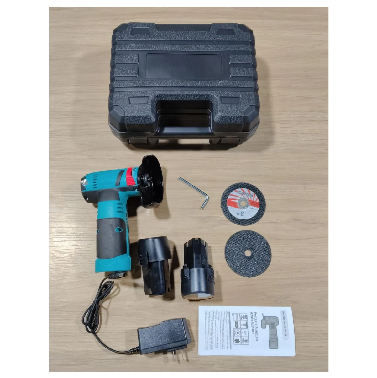 Pulidora angular inalámbrica 12V en color azul turquesa, con su caja de transporte negra, dos discos de corte, un disco de pulido, cargador, cable y manual.