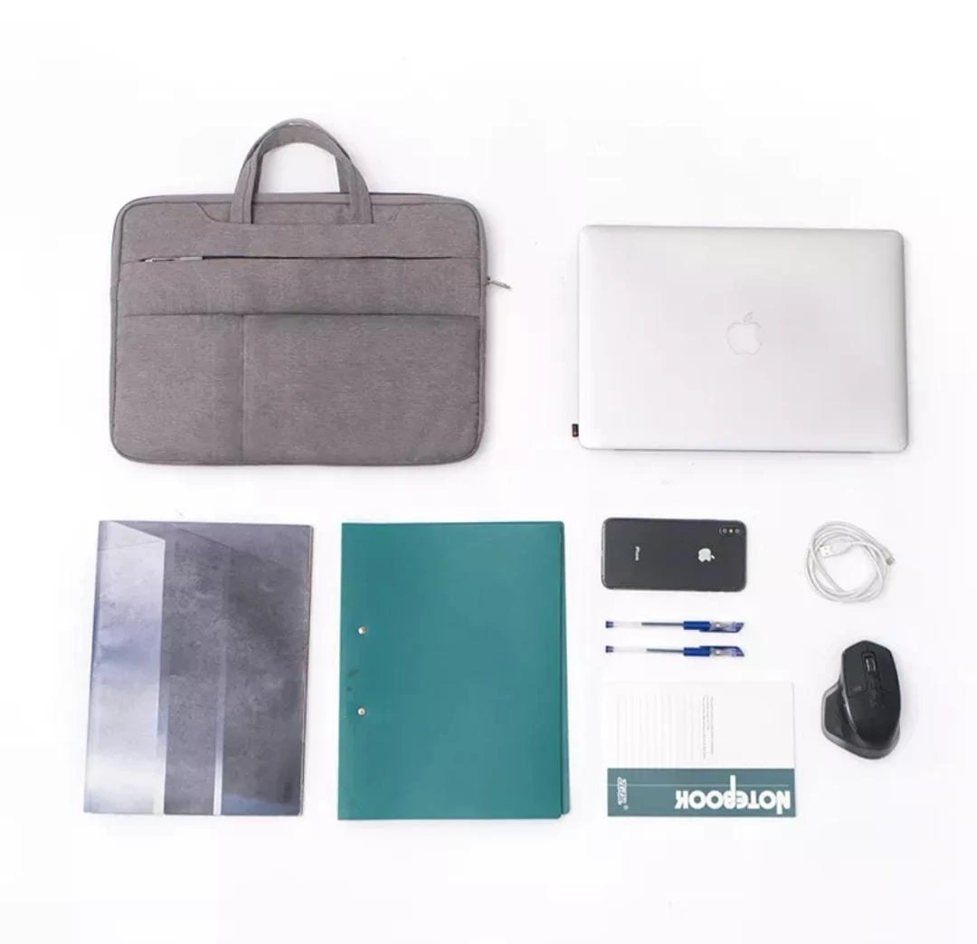 Maletín acolchado gris para laptop, con funda protectora, portafolios, mouse, cargador y accesorios organizados sobre fondo blanco.