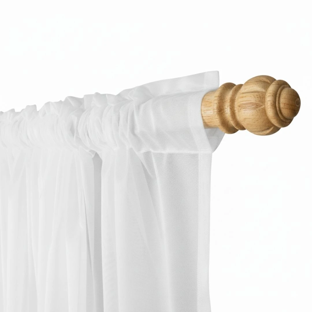 Cortina de velo muselina blanca con varilla de madera, mostrando pliegues y textura ligera en primer plano.