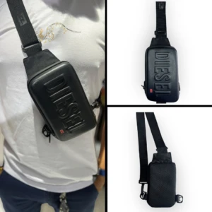 Bolso cruzado negro para hombre, con logo Diesel en relieve y correa ajustable; muestra frontal, lateral y vista trasera del diseño.