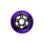 Rueda de patín semiprofesional de goma poliuretano 82A, color morado brillante con centro negro y detalles en blanco.