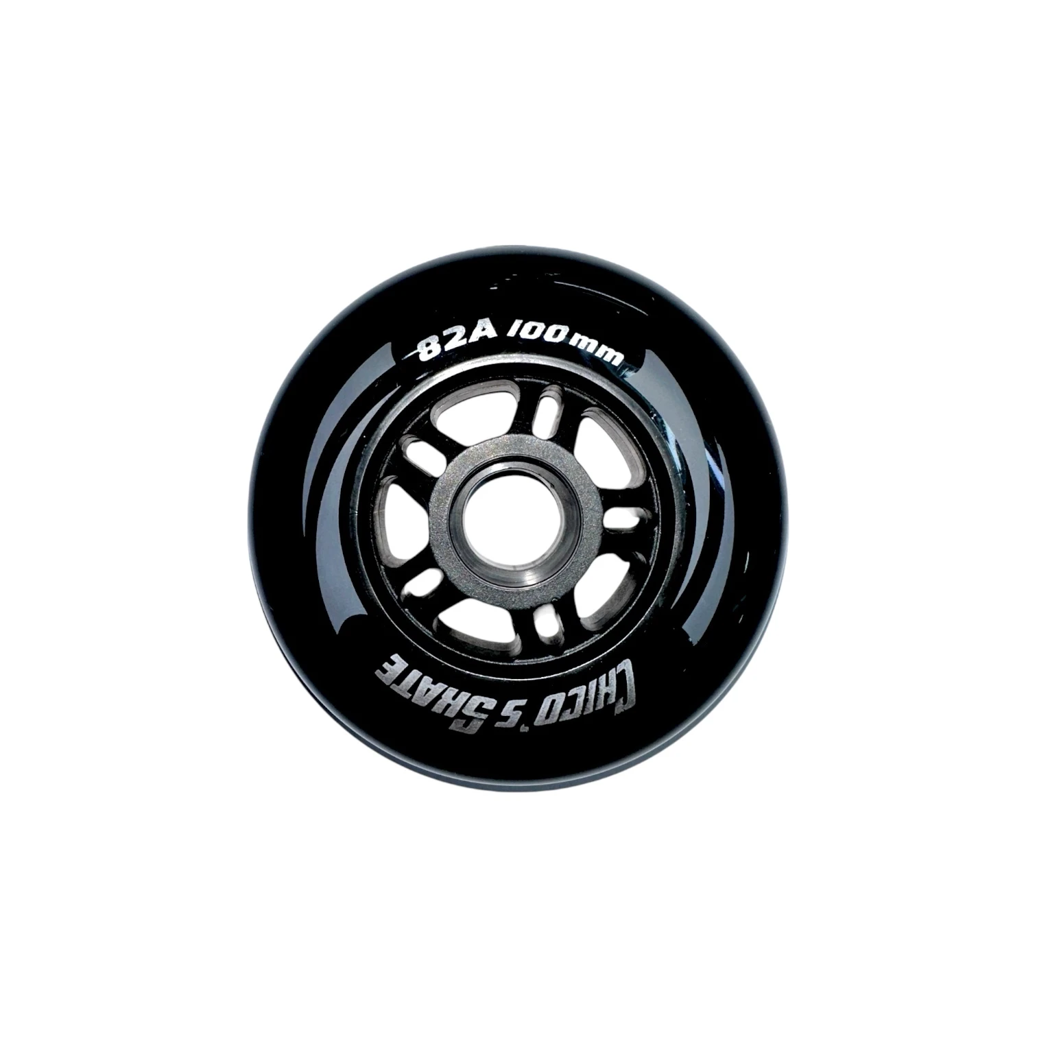 Rueda de patín semiprofesional de goma poliuretano 82A, color negro brillante, con medidas 100 mm y diseño de centro con radios visibles.